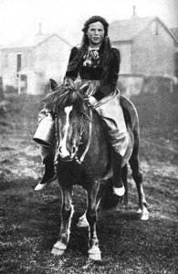 Een melkmeisje op haar ochtendronde, IJsland, 1922 door Unbekannt