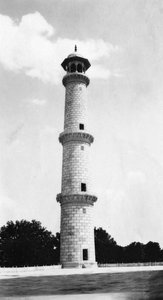 Een minaret bij de Taj Mahal, Agra, India, 1916-1917