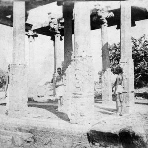 Een verwoeste tempel nabij Madras, India, 1874