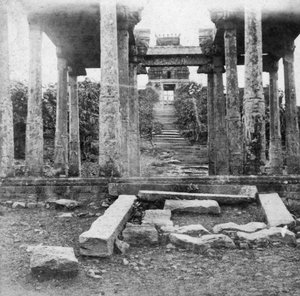 Een verwoeste tempel nabij Madras, India, 1874