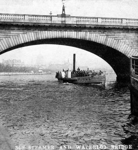Een stoomboot die onder de Waterloo-brug doorvaart, Londen, begin 20e eeuw