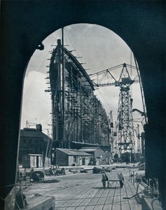 Een opvallend boegzicht van de gigantische Cunard-liner, Queen Mary, in Clydebank, Glasgow, 1934 door Unbekannt