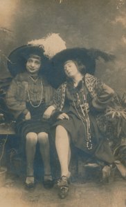 Een studiofoto van twee dames, ca. 1910