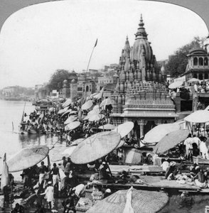 Een tempel en ghats aan de Ganges in Benares Varanasi, India, 1900s