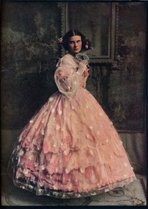 Een baljurk met drie ruches van roze zijde, met overjurk van wit gebloemd gaas, 1850-60, c1913 door Unbekannt