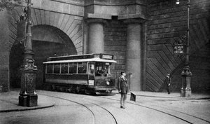 Een tram die onder Kingsway, Aldwych en Somerset House, Londen, rijdt, 1926-1927 door Unbekannt