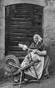 Een vrouw bij een spinnewiel, Dinan, Bretagne, Frankrijk, c1922 door Unbekannt