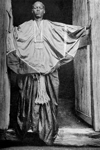 Een vrouw uit Harar in feestkleding, Ethiopië, 1922 door Unbekannt