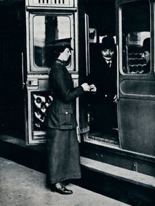 Een vrouwelijke kaartjescontroleur aan het werk, ca. 1914