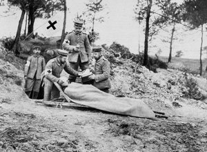 Een gewonde Duitse soldaat bij een verbandpost, Eerste Wereldoorlog, 1915 door Unbekannt