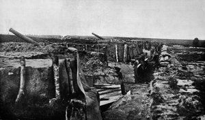 Verlaten Britse loopgraven en kanonnen bij Maubeuge, 1914