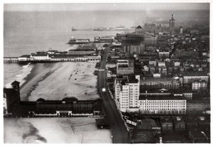 Luchtfoto van Atlantic City, New Jersey, VS, vanuit een Zeppelin, 1930-1933