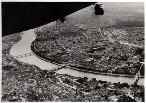 Luchtfoto van Basel, Zwitserland, vanuit een Zeppelin, 1928-1933