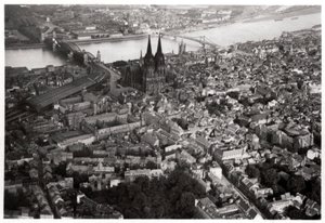 Luchtfoto van Keulen, Noordrijn-Westfalen, Duitsland, vanuit een Zeppelin, circa 1931-1933