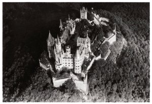Luchtfoto van Hohenzollern-kasteel, Baden-Württemberg, Duitsland, vanuit een zeppelin, c1931 1933