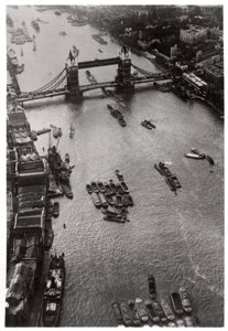 Luchtfoto van de Tower Bridge, Londen, vanuit een Zeppelin, 1931 1933