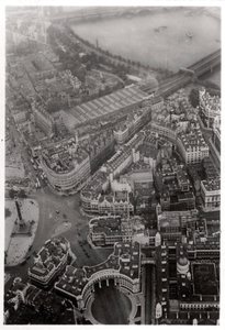 Luchtfoto van Trafalgar Square, Londen, vanuit een Zeppelin door Unbekannt