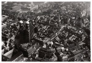 Luchtfoto van de Frauenkirche, München, Duitsland, vanuit een Zeppelin, ca. 1931-1933 door Unbekannt