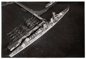 Luchtfoto van de Duitse lichte kruiser Karlsruhe, vanuit een Zeppelin, ca. 1931-1933