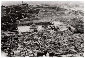 Luchtfoto van de Moskee van Omar, Jeruzalem, Palestina, vanuit een Zeppelin, 1931-1933 door Unbekannt