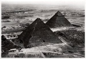 Luchtfoto van de Piramides van Gizeh, Egypte, vanuit een Zeppelin, 1931 1933