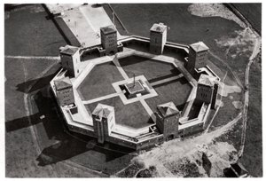 Luchtfoto van het Tannenberg Memorial, nabij Olsztynek, Polen, vanuit een Zeppelin, ca. 1931-1933 door Unbekannt
