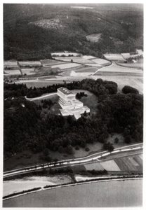 Luchtfoto van de Walhalla Tempel, nabij Regensburg, Duitsland, vanuit een Zeppelin door Unbekannt