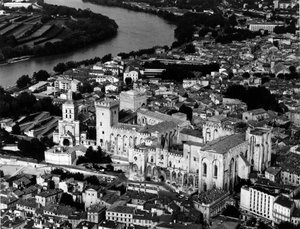 Luchtfoto van het Pausenpaleis (1335-1355) en de Kathedraal Notre Dame des Doms (Notre-Dame-des-Doms) (12e eeuw). Avignon, Vaucluse