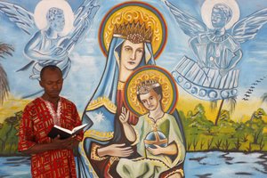 Afrikaanse man die de bijbel leest, Togo Ville, Togo