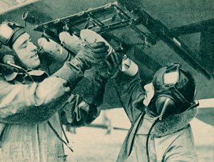 Luchtwaarnemer ontvangt bomtraining, 1940