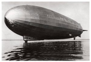Luchtschip LZ127 Graf Zeppelin landt op het Bodenmeer, Duitsland, 1933 door Unbekannt
