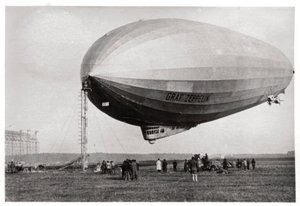 Luchtschip LZ127 Graf Zeppelin aangemeerd in Loewental, Duitsland, 1933