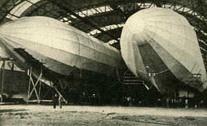 Luchtschepen in hangar, Eerste Wereldoorlog, 1914, ca. 1920 door Unbekannt