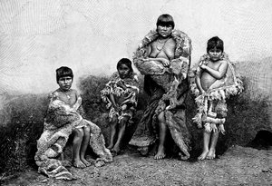 Alakaluf Fuegians, gekleed in guanaco huiden, Chili, 1895 door Unbekannt