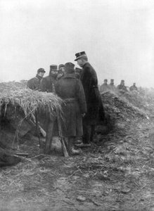 Albert I, de derde koning van de Belgen, bezoekt de loopgraven van Avecapelle, België, 1915