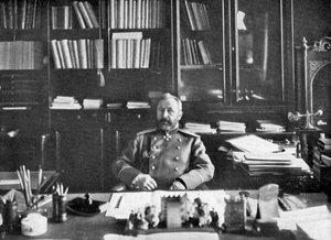 Alexei Nikolaievich Kuropatkin in zijn bibliotheek, 1904-5