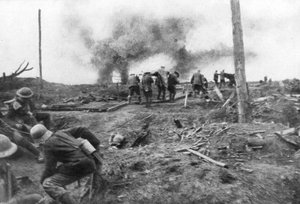 Geallieerde troepen en Duitse gevangenen bij de Meninweg, nabij Ieper, België, 30 oktober 1917 door Unbekannt
