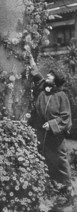 Amelita Galli-Curci - De grote diva die rozen plukt, haar favoriete bloemen door Unbekannt