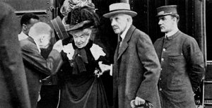 Amerikaanse magnaat John D. Rockefeller en zijn vrouw arriveren in Cleveland, Ohio, 1912-1951