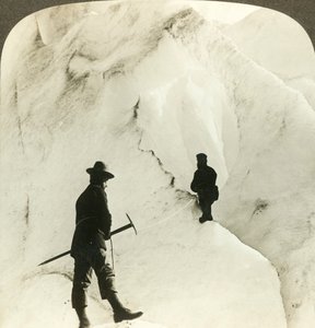 Tussen bergen en kloven van ijs - enorme spleten van de Brigsdal-gletsjer, Noorwegen