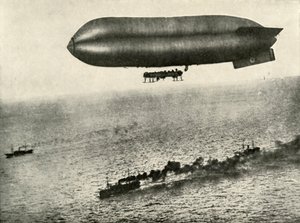 Een luchtschip begeleidt een konvooi, 1919 door Unbekannt