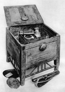 Een oud Egyptisch houten toiletkistje, 1936 door Unbekannt
