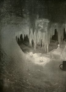 Een ijsgrot in de winter, gefotografeerd bij het licht van orkaanlampen, ca. 1908, 1909