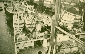 Een Indrukwekkende Rij Boten aan Boord van de Leviathan