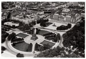Een luchtfoto van de Königsplatz, München, Duitsland, vanuit een Zeppelin, ca. 1931 1933 door Unbekannt