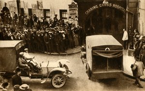 Een ambulance rijdt Charing Cross Hospital binnen met gewonden..., Londen, 1914, 1933 door Unbekannt
