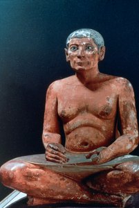 Oude Egyptische figuur van een zittende schrijver, 25e-24e eeuw v.Chr.
