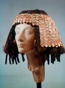 Oude Egyptische hoofdtooi en oorbellen, 18e Dynastie, 16e-13e eeuw v.Chr. door Unbekannt