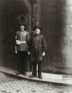 Oud en Modern bij de Tower of London, 20e eeuw door Unbekannt
