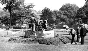 Luchtafweerpositie in de tuin van de Tuilerieën, bevrijding van Parijs, augustus 1944 door Unbekannt